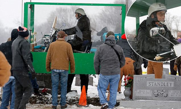 Maniak Harley-Davidson Dimakamkan dengan Motor Besarnya